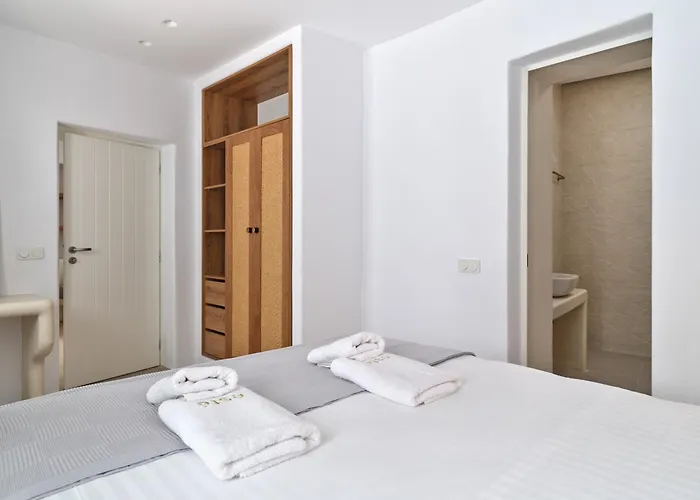 Este Naousa * Naousa (Paros)